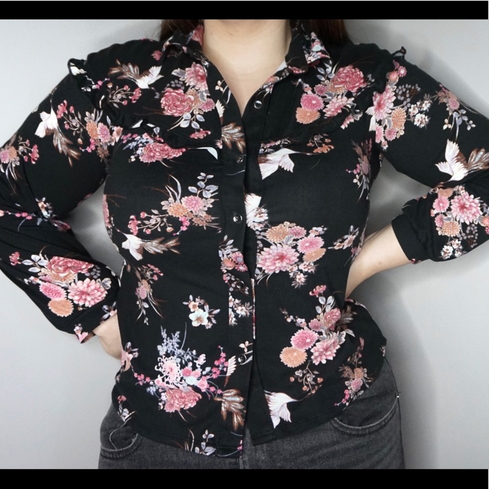 Button up blouse with balloon sleeves and ruffle